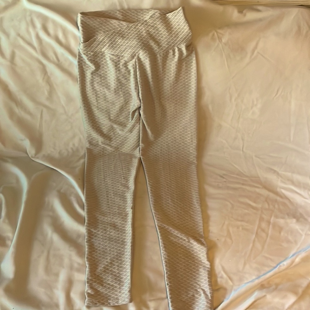 Lemite cream scrunch butt leggings